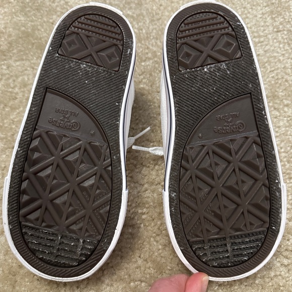 Converse Toddler Size 10 Low-Top Chucks - Picture 4 of 5